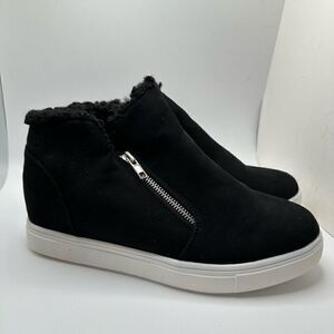 CUSHIONAIRE Women's Hidden Wedge Faux Shearling Sneaker 10 BLACK